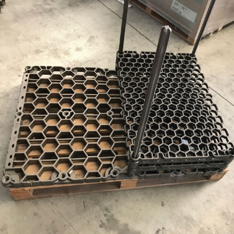 Baskets and trais for loading systems